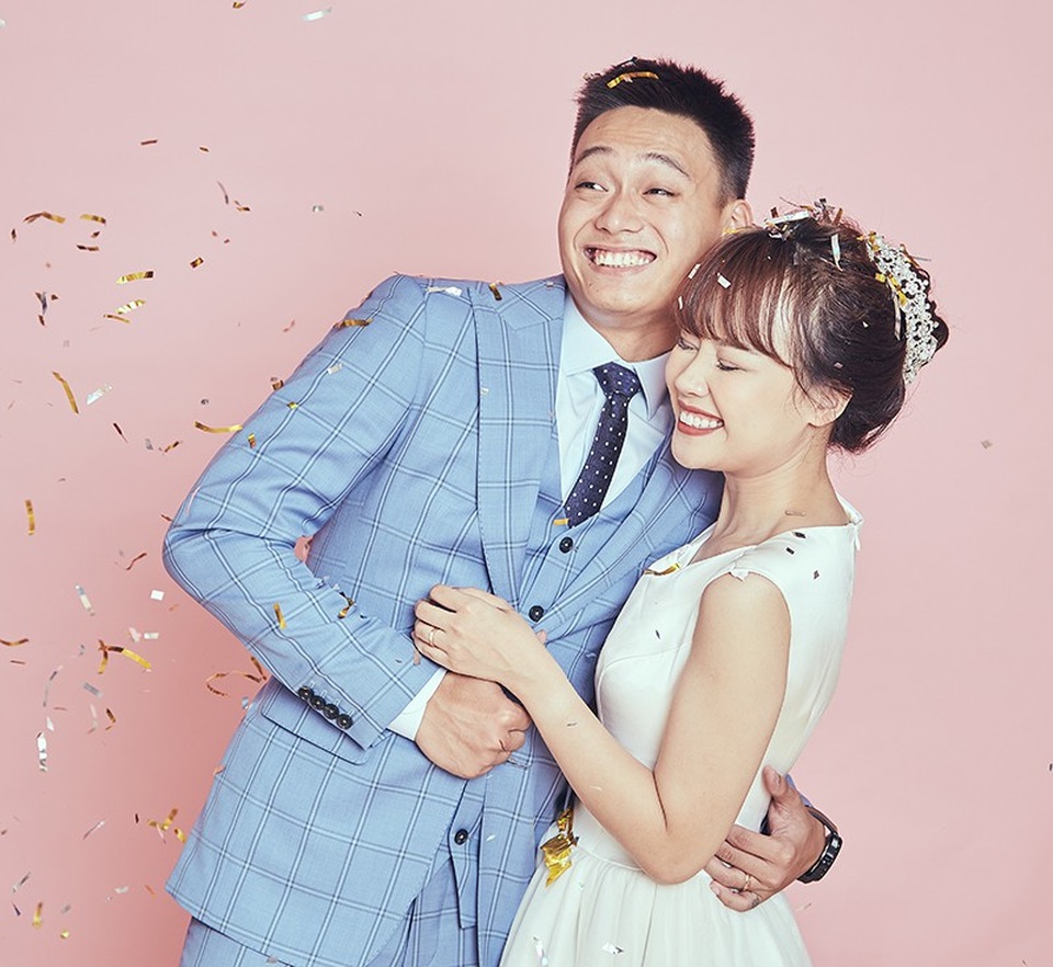 Bộ ảnh cưới “lầy lội” của cặp đôi nhạc chế - 2
Cô dâu của “thánh nhạc chế” cũng là một người hài hước, chịu khó “tung hứng” cùng chồng trong các sản phẩm âm nhạc và cả trong cuộc sống đời thường