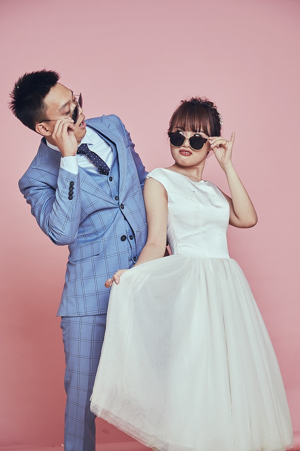Bộ ảnh cưới “lầy lội” của cặp đôi nhạc chế - 3
“Mình yêu vợ vì cô ấy rất đáng yêu, xinh xắn, vui tính, cũng “lầy lội” giống mình...”, Nhật Anh nói.