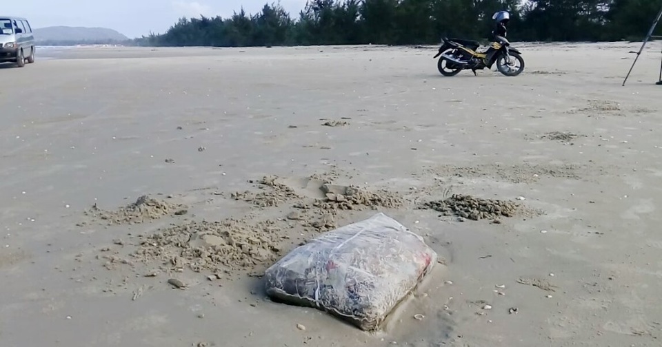 Các bao thịt thối liên tiếp dạt vào bãi biển Chân Mây - Lăng Cô - 1 Nhiều bao thịt lợn thối trôi liên tiếp vào bãi biển Chân Mây - Lăng Cô