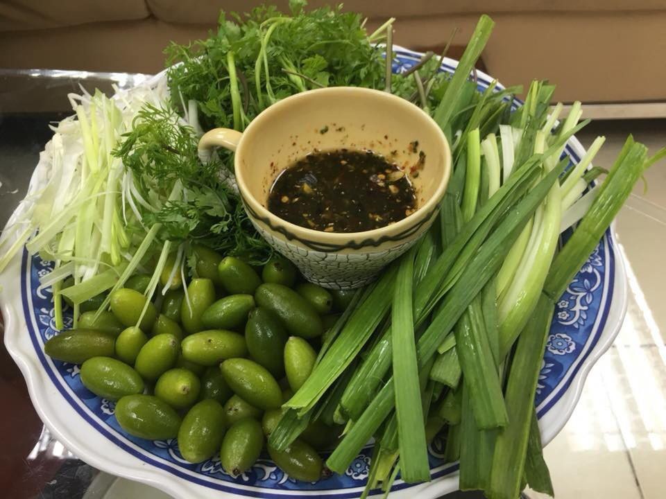 Nhót xanh cuốn cải chua rùng mình, ngày ăn 3 suất, chị em công sở vẫn thòm thèm - 2
Những đĩa nhót xanh rất gợi cảm