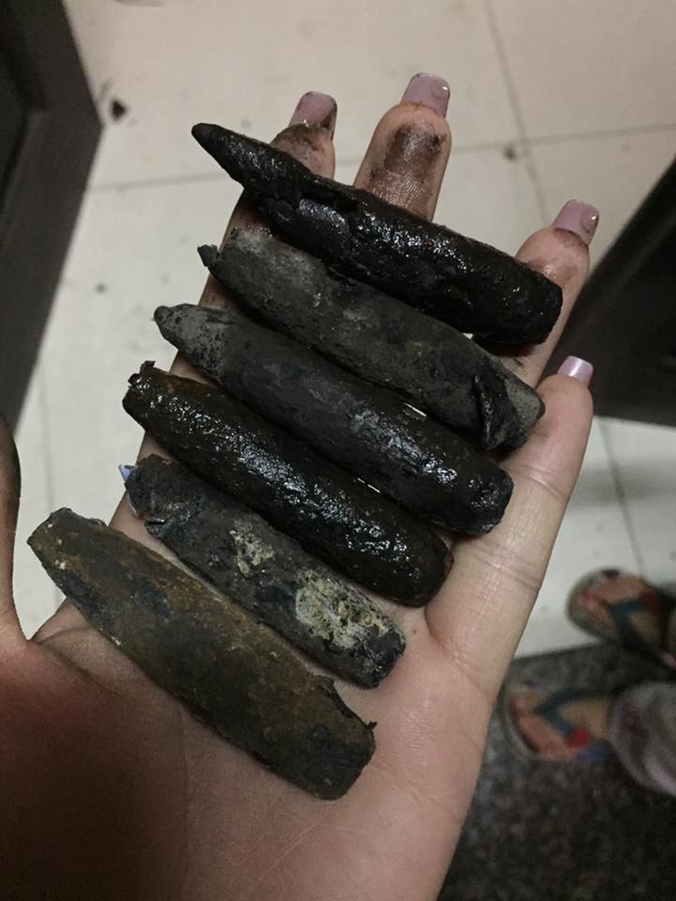 Nổ cực lớn làm sập nhà, 2 trẻ tử vong, nhiều người bị vùi lấp - 7
Đầu đạn bay tứ tung sau vụ nổ, được người dân gom nhặt. (Ảnh: Ngọc Nga Nguyễn)
