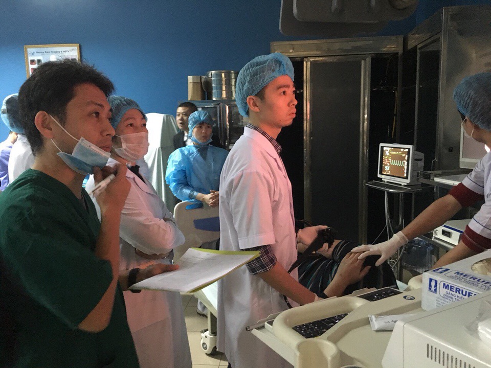 Kỹ thuật mới phát hiện ung thư dạ dày từ giai đoạn sớm - 1 Các bác sĩ thực hiện một ca nội soi dạ dày phát hiện sớm ung thư với công nghệ của Nhật Bản.