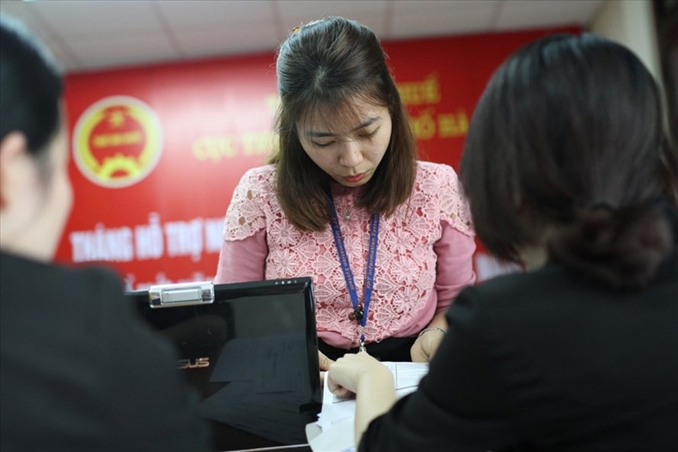 
Người dân nộp thuế tại cơ quan thuế TP.Hà Nội. Ảnh: HẢI NGUYỄN
