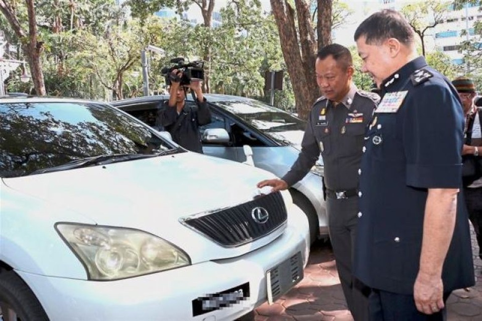 
Giám đốc Sở điều tra tội phạm cảnh sát Malaysia - ông Wan Ahmad Najmuddin Mohd (phải) và cố vấn cảnh sát hoàng gia Thái Lan - Tướng Witaya Prayongpan đang xem các xe ô tô vừa được bàn giao cho cảnh sát Malaysia. Ảnh: The Star/Asia News Network
