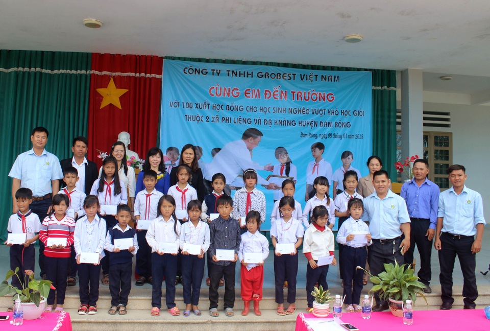 Grobest Việt Nam trao 100 suất học bổng đến học sinh nghèo tỉnh Lâm Đồng - 1 Trao 100 suất học bổng đến các em học sinh có hoàn cảnh khó khăn ở Lâm Đồng