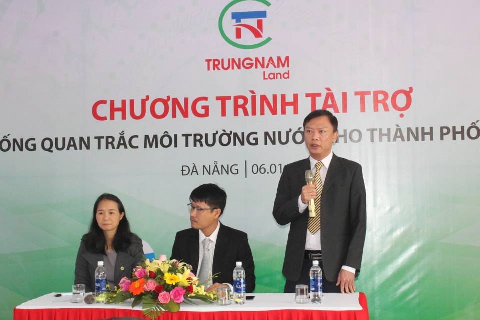 Đà Nẵng đưa vào sử dụng hệ thống quan trắc môi trường nước cảnh báo ô nhiễm - 1 Ông Nguyễn Hoài Đức, Phó Giám đốc Trung tâm Vi mạch Đà Nẵng giới thiệu các trạm quan trắc môi trường nước