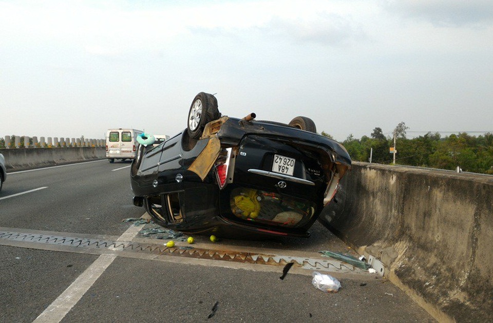 Xe 7 chỗ bị nổ vỏ lật trong cao tốc