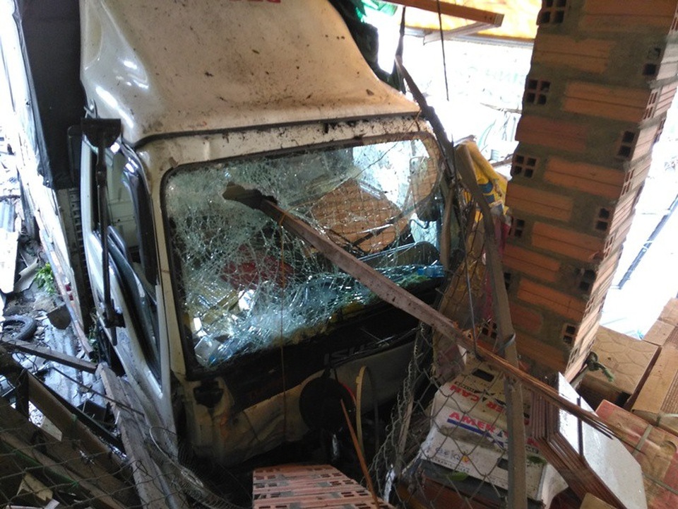 Một cây đòn tay của mái hiên đã đâm xuyên vào ca bin xe tải nhưng may mắn tài xế và phụ xế chỉ bị xây xát nhẹ