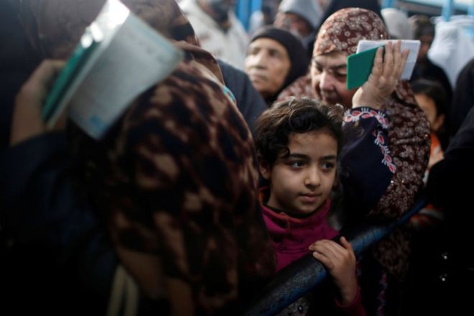 Mỹ cắt viện trợ 65 triệu USD cho Palestine - 1 Người Palestine ở dải Gaza xếp hàng nhận viện trợ. (Ảnh minh họa: Reuters)