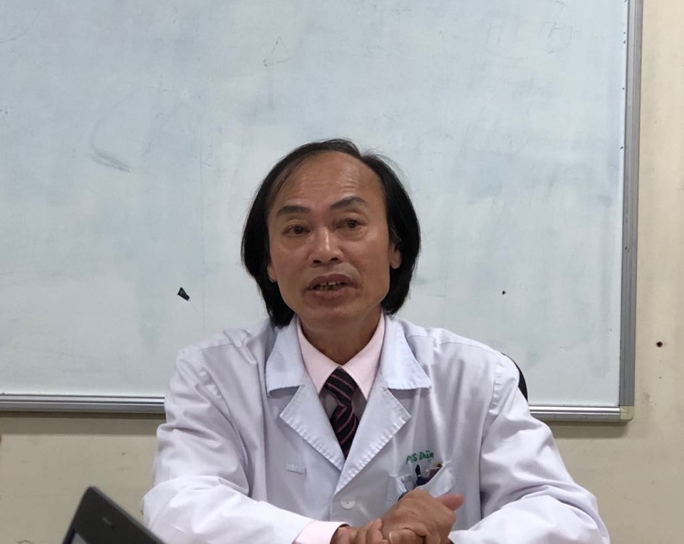 Tắm như thế nào để phòng viêm phổi cho trẻ em? - 1 PGS.TS Nguyễn Tiến Dũng hướng dẫn bà mẹ khi tắm cho trẻ cần để toàn thân trẻ ngập trong nước ấm. Ảnh: H.Hải