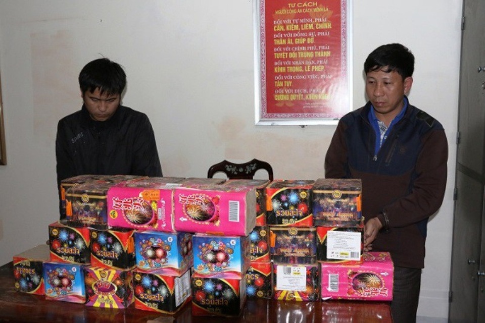 Nóng tình trạng buôn bán pháo nổ dịp cuối năm - 1 Nóng tình trạng buôn bán pháo nổ dịp cuối năm - 1