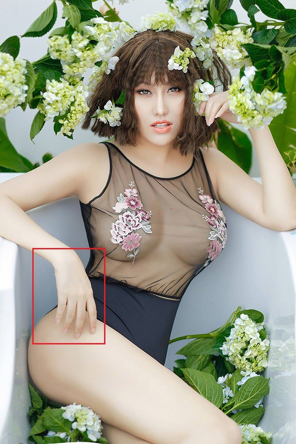 Loạt ảnh “tố cáo” sao Việt photoshop quá đà để có "siêu vòng 3" - 6 Sau ca đại phẫu đập đi xây lại để có vòng 3 khủng nhất Việt Nam, Phi Thanh Vân vẫn bị bóc phốt photoshop. Bằng chứng là ngón tay trỏ của cô bỗng dưng khúc khuỷu.