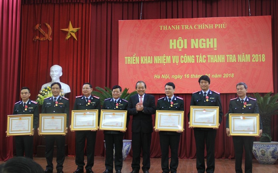 “Có trường hợp chưa dám đương đầu đấu tranh chống tham nhũng” - 2 Phó Thủ tướng Thường trực Trương Hoà Bình trao Huân chương Lao động cho các cá nhân.