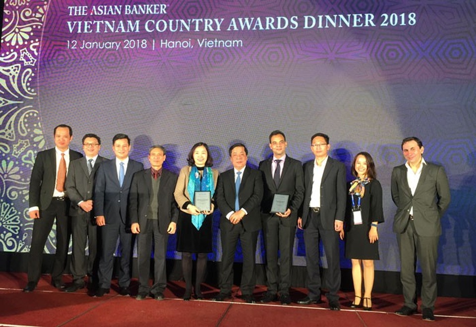 The Asian Banker vinh danh VietinBank với 3 giải thưởng lớn - 2 Phó Thống đốc NHNN Nguyễn Kim Anh (thứ 5 từ phải sang) chúc mừng VietinBank nhận 3 giải thưởng lớn