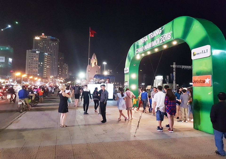 Nhộn nhịp trước thềm năm mới 2018 - 1
Quảng trường 2 tháng 4 TP Nha Trang nhộn nhịp đón năm mới 2018, tối 31/12