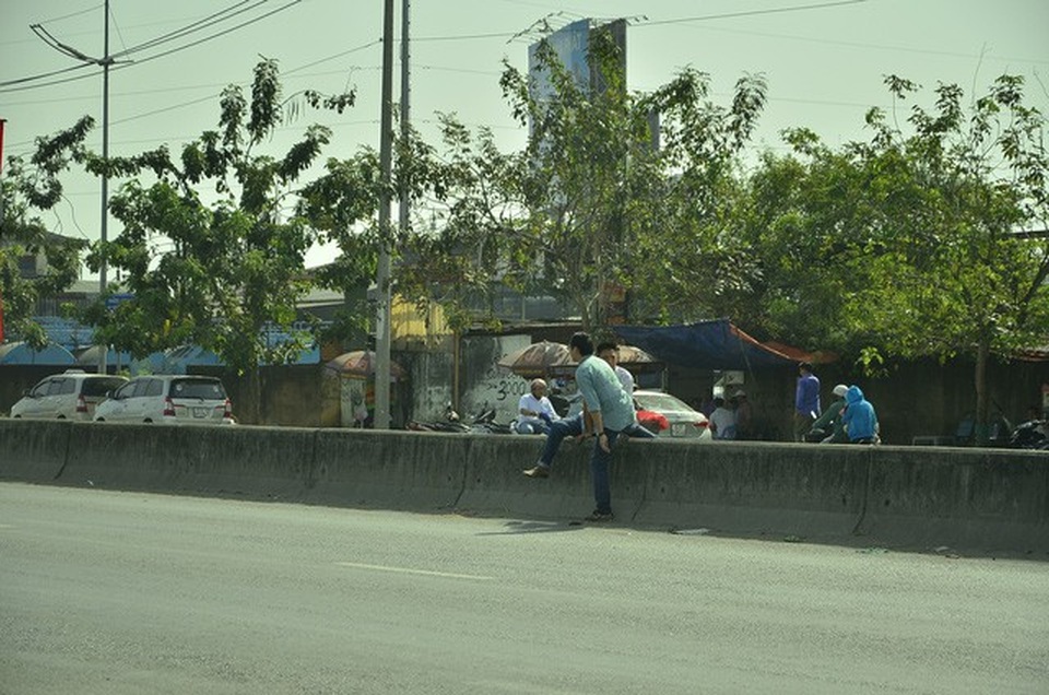 Một số người trèo dải phân cách đường dẫn cao tốc Trung Lương để qua đường sai quy định trong sáng 2/1