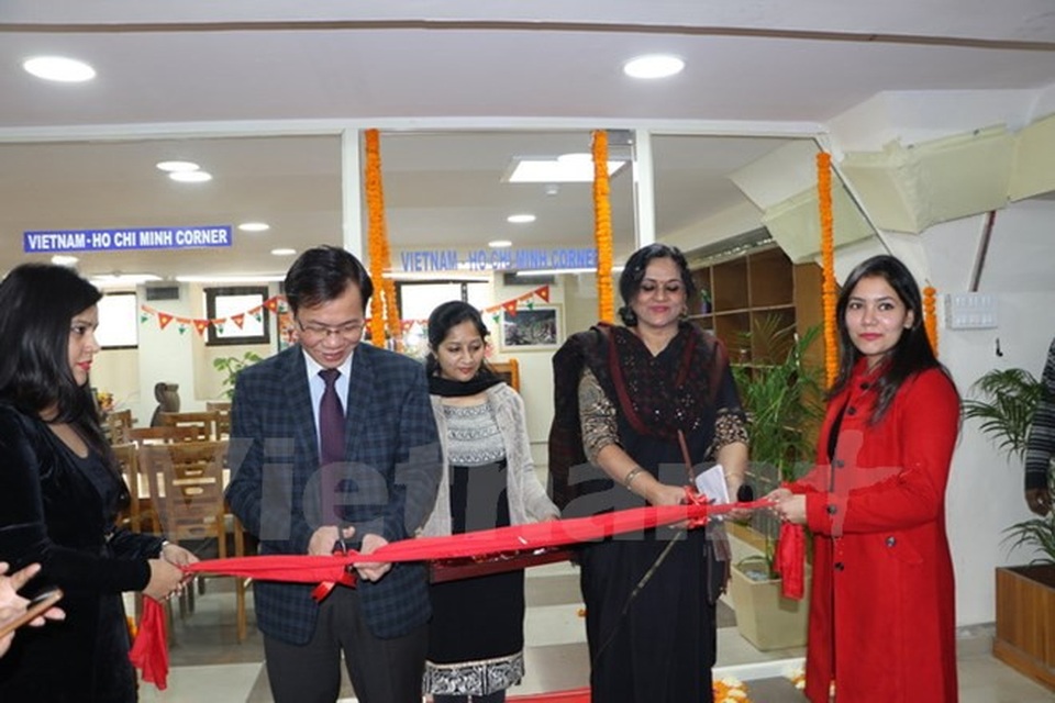 Khai trương phòng sách Việt Nam - Hồ Chí Minh đầu tiên ở New Delhi - 1
Đại sứ Việt Nam tại Ấn Độ Tôn Sinh Thành, Trợ lý Bộ trưởng Văn hóa Ấn Độ Sujata Prasad cắt băng khai trương phòng sách. (Ảnh: Huy Bình-Minh Luyến/Vietnam+)