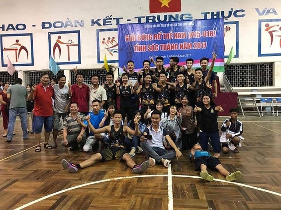 Thầy giáo thể dục chế bảng bóng rổ giúp học sinh đạt nhiều thành tích cao - 2
Thầy Phong (đứng ngoài cùng bên trái) cùng đội bóng rổ của trường THPT Phú Tâm vui mừng khi đạt giải nhất “Giải bóng rổ trẻ nam U15 -U18“ do tỉnh Sóc Trăng tổ chức.