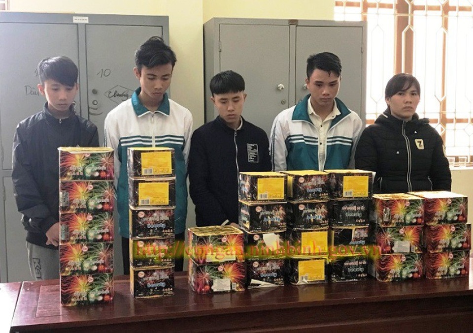 Các đối tượng cùng 39,5kg pháo nổ bị bắt giữ (ảnh: Công an Ninh Bình)