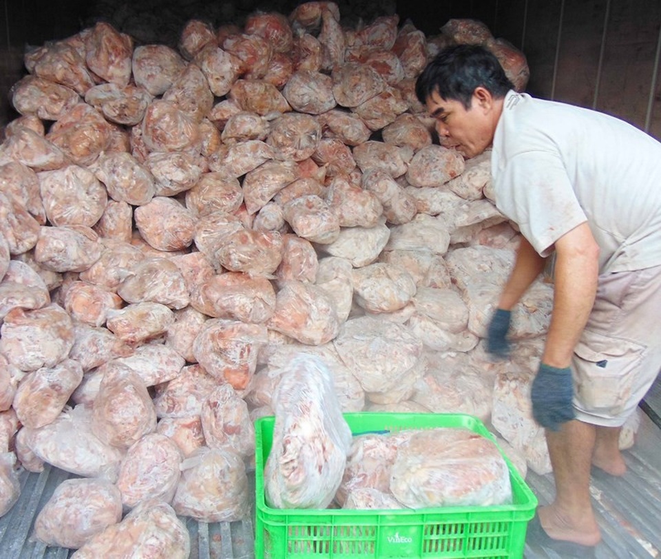 Phụ phẩm heo biến chất suýt thành giò lụa. Ảnh: TRẦN NGỌC