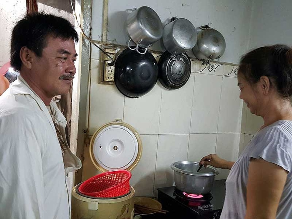 Chị Xuân Thu, vợ anh Phi, tự hào cho biết giờ anh Phi rất chăm lo cho vợ con, giành làm hết việc nhà. Ảnh: H.MINH