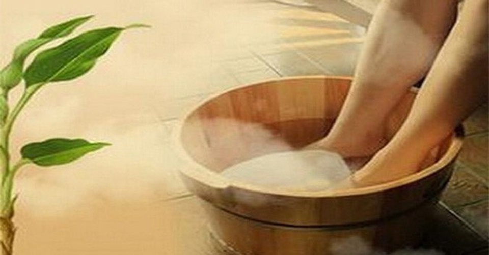 Chân tay lạnh thường xuyên: Khắc phục thế nào? - 1 Ngâm chân nước ấm mỗi tối trước khi đi ngủ là giải pháp tốt cho người lạnh tay chân.