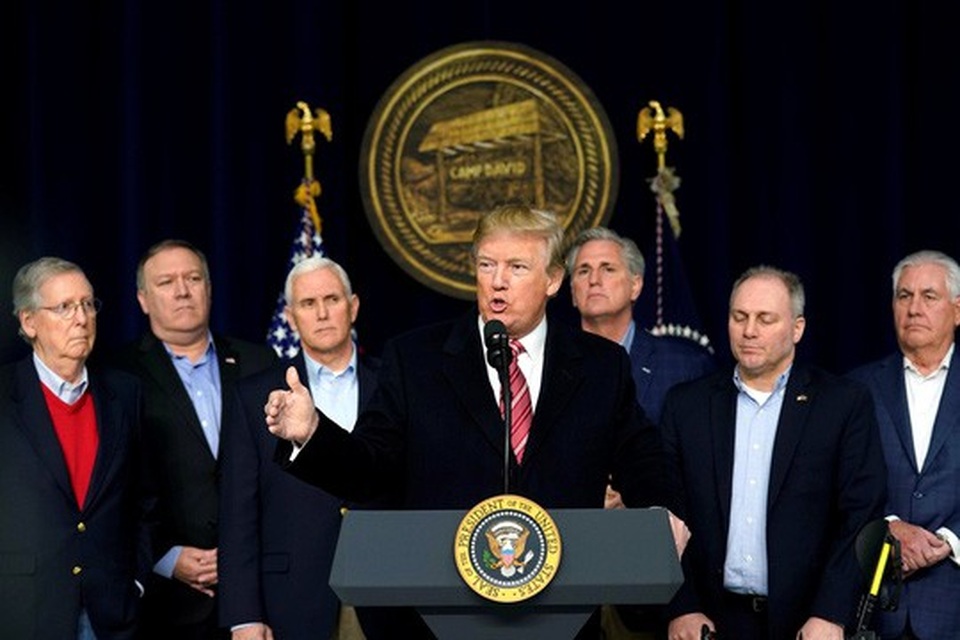Chương trình nghị sự táo bạo của Mỹ - 1
Tổng thống Donald Trump và các thủ lĩnh Đảng Cộng hòa tại cuộc họp báo ở Trại David hôm 6-1 Ảnh: REUTERS
