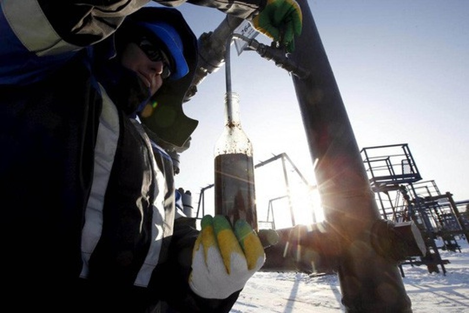 Mỹ - Nga đấu dầu mỏ - 1
Một mỏ dầu ở TP Khanty-Mansiysk của Nga Ảnh: REUTERS