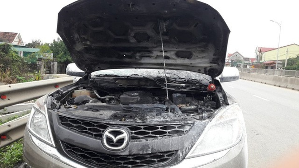 Xe Mazda bốc khói cháy đầu khi đang chạy - 1 Chiếc xe đang chạy thì tài xế phát hiện khói bốc lên từ phía đầu xe ...