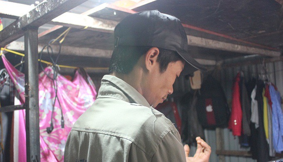 Bất ngờ với "phòng hạnh phúc" dưới tầng hầm chung cư cao cấp - 1 Anh Trần Văn Minh cho biết: Những ngày này thời tiết khắc nghiệt, nhiệt độ xuống thấp, mặc dù chúng tôi tận dụng tối đa giẻ rách, quần áo, túi nilon quấn chặt, bịt kín các kẽ hở nhưng vẫn không ăn thua. Ảnh: Thanh Hải