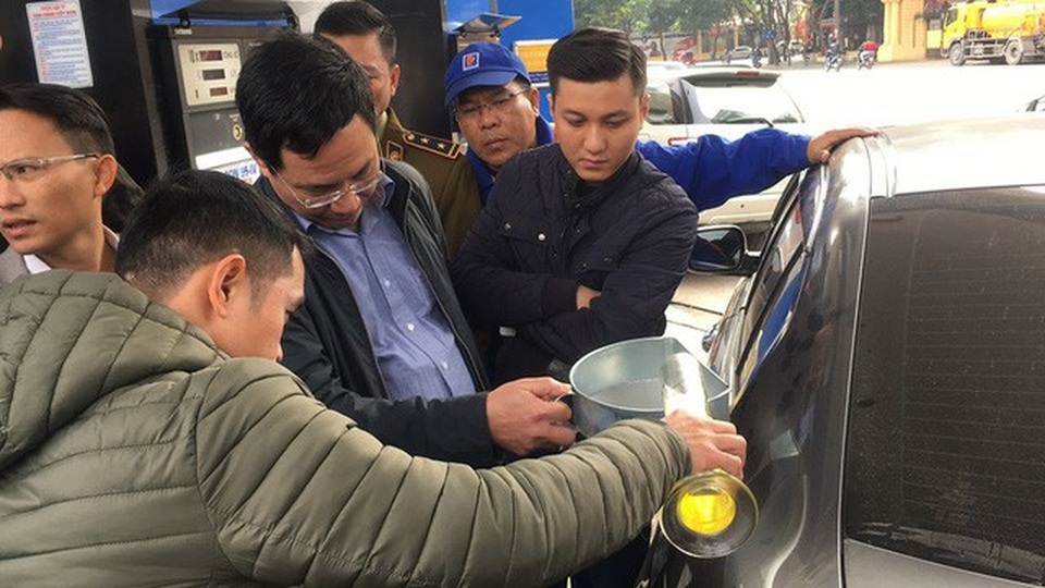 Hà Nội: Cây xăng bị tố đổ sai 10 lít được minh oan - 1 Hà Nội: Cây xăng bị tố đổ sai 10 lít được minh oan - 1