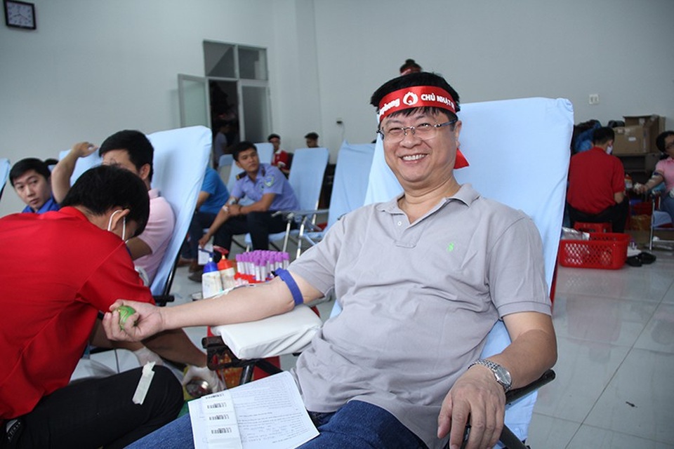 Hàng ngàn bạn trẻ tham gia ngày Chủ nhật đỏ - 3 Ông Trương Quang Hoài Nam - Phó chủ tịch UBND TP Cần Thơ có mặt rất sớm để hiến máu