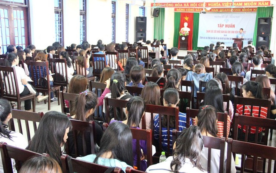 Tập huấn chăm sóc sức khỏe sinh sản ban đầu cho sinh viên - 1 Đông đảo các em sinh viên trường Đạihọc Ngoại ngữ Huế với phần lớn là nữ sinh đến tham gia khóa tập huấn rất bổ ích về sức khỏe