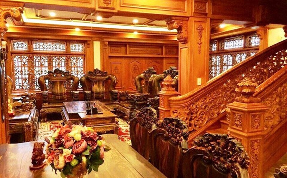 Biệt thự 55 tỷ đồng trong hẻm: Trăm người đến xem, chưa ai chịu... "rước"! - 3 Căn nhà có nội thất chủ yếu làm bằng gỗ.