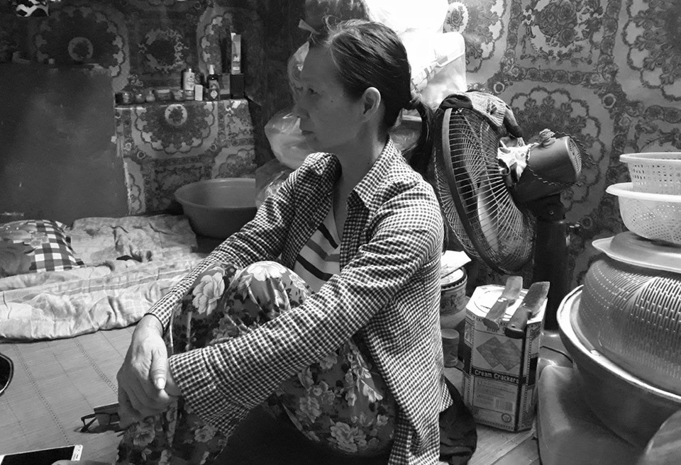 Chị Nguyễn Thị Phương trong căn phòng ngổn ngang vật dụng. Ảnh: Vũ Lụa