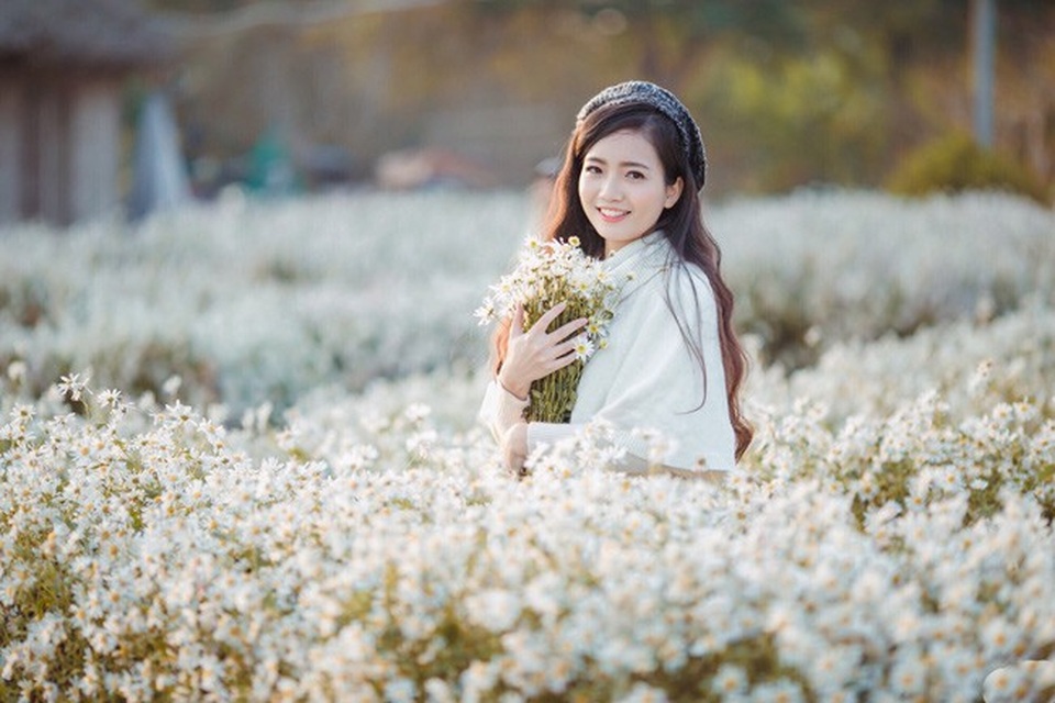 Ngất ngây trước vẻ đẹp tinh khôi của cô giáo đẹp nhất Hà Nội - 1
Phan Hồng Anh - giáo viên dạy Toán của trường THPT chuyên Hà Nội - Amsterdam đã là cái tên quá quen thuộc đối với cộng đồng mạng Việt.