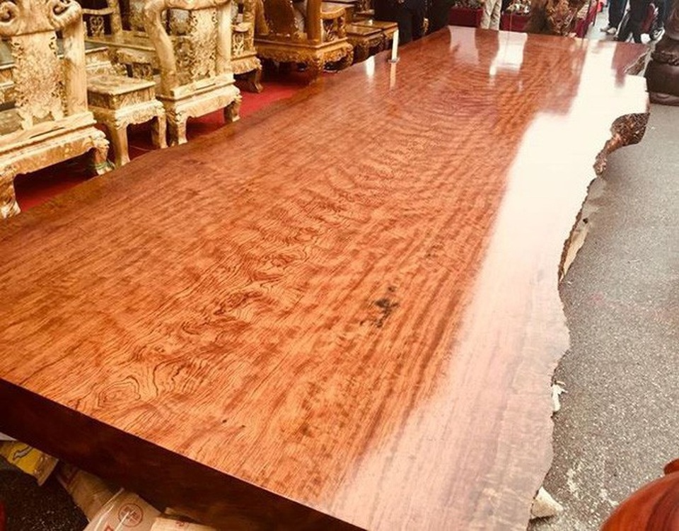 Sập gỗ nu cẩm lai giá 3 tỷ đồng ở Hà Nội - 1
Chiếc sập gỗ nu cẩm lai có chiều dài 6.6m, rộng 2m và dày 20cm được một cửa hàng đồ gỗ mỹ nghệ ở Thường Tín (Hà Nội) giới thiệu tại hội chợ.