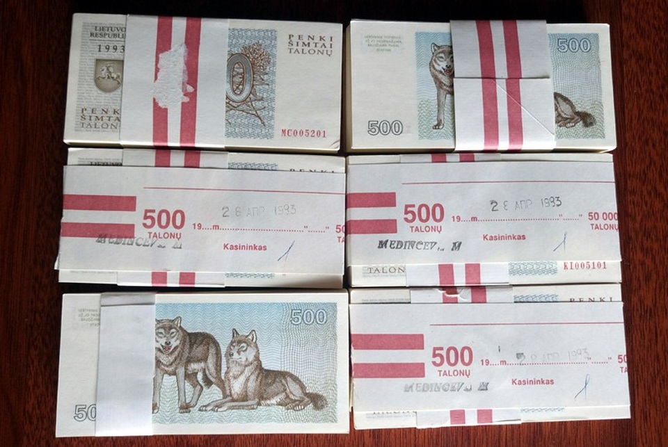 Gom hàng ngàn tờ tiền in hình chó nước ngoài lì xì ngày tết - 1
Tờ tiền mệnh giá 500 Talonu của Lithuania