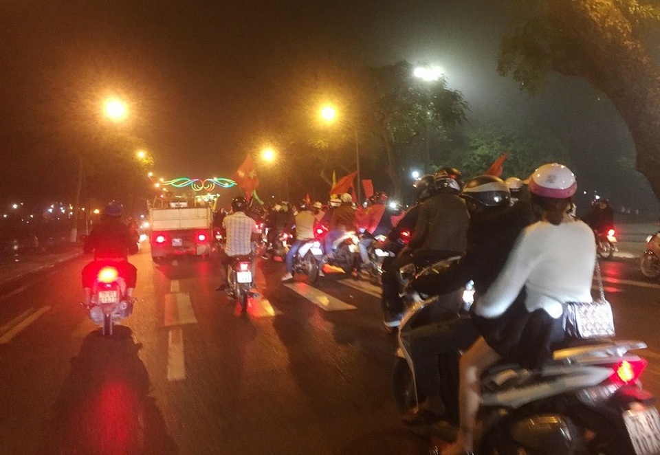 Đêm trắng sau chiến thắng lịch sử của U23 Việt Nam - 22 Người dân xứ Huế đổ ra đường ăn mừng Việt Nam thắng lợi