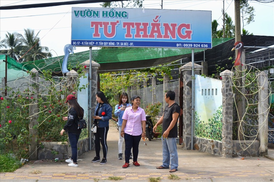 Vườn hồng “độc”, “dị” ở Sa Đéc - 1 Bên ngoài cổng Vườn Hồng Tư Thắng.