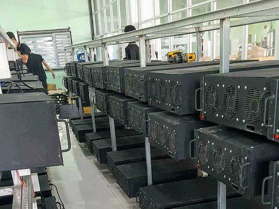 Xâm nhập "chuồng trâu" đào tiền ảo - 2
Máy đào tiền ảo tăng chóng mặt do nhiều người đang đổ xô đầu tư vào đồng tiền này. Trong ảnh: Máy đào tiền ảo tại một chuồng ở TP.HCM. Ảnh: QH