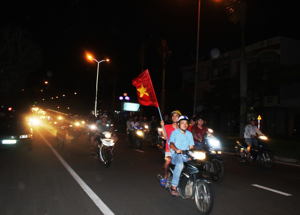 Mọi ngả đường tê liệt sau chiến thắng "không tưởng" của U23 Việt Nam - 38 Không khí ăn mừng tại Phú Yên (Ảnh: Trung Thi)