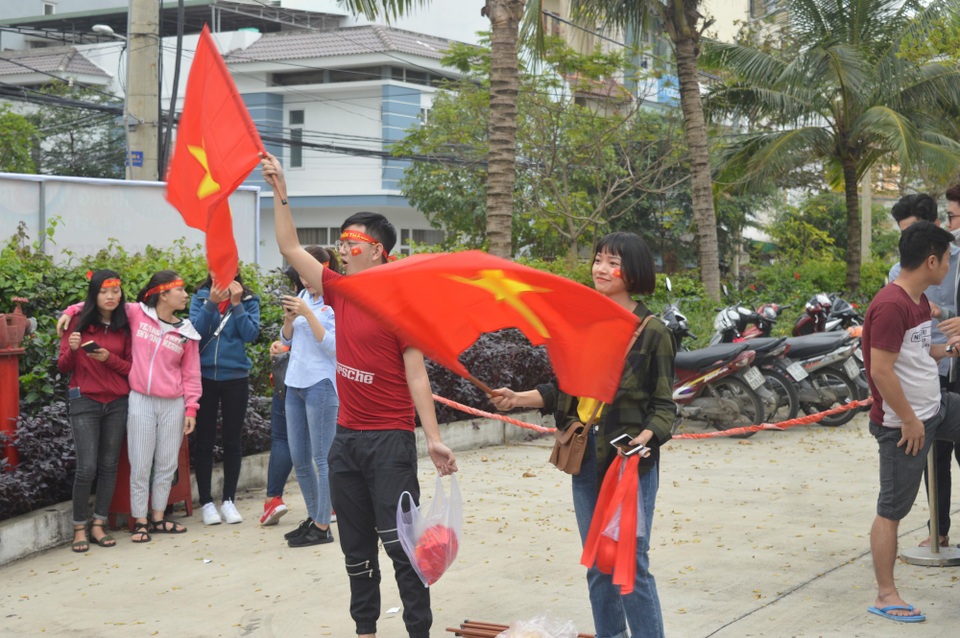 Hàng triệu người vỡ òa sau loạt đá luân lưu của U23 Việt Nam - 47
CĐV Đà Nẵng (Ảnh: Khánh Hồng)
