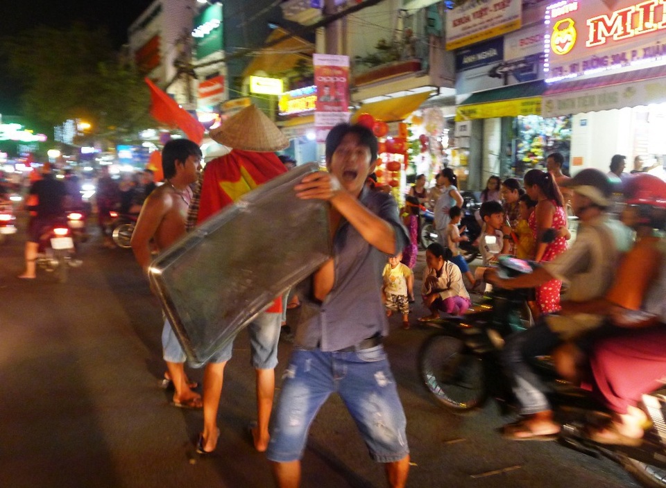 1.001 kiểu ăn mừng "bá đạo" của người hâm mộ Việt Nam - 25 Một thanh niên Cần Thơ mang khay cơm ra đường gõ (Ảnh: Nguyễn Hành)