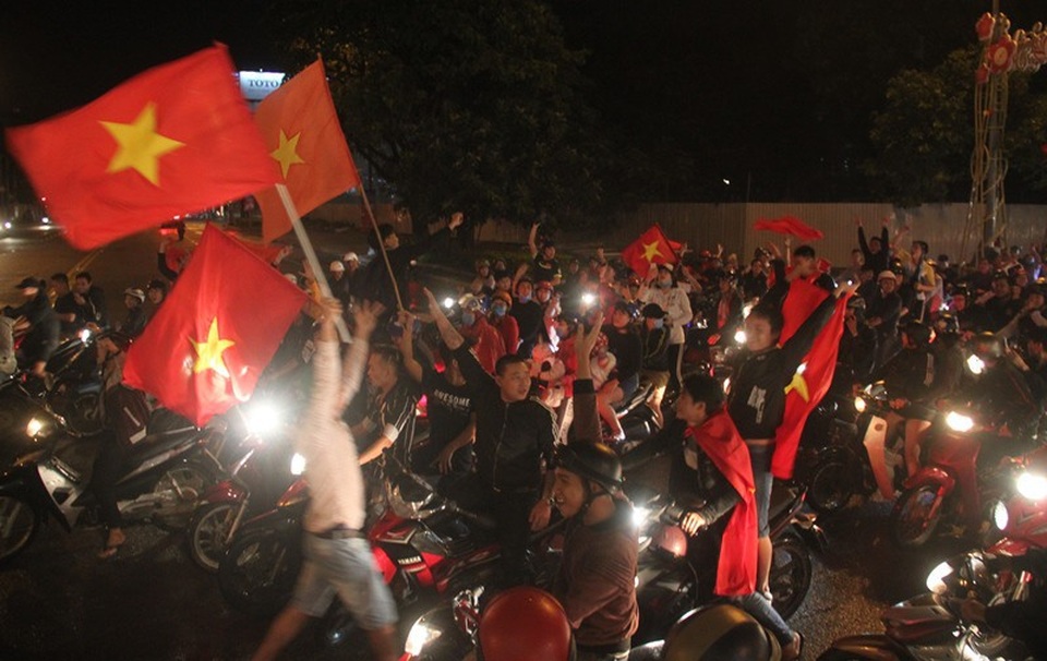 Mọi ngả đường tê liệt sau chiến thắng "không tưởng" của U23 Việt Nam - 15 Bất chấp trời mưa, cổ động viên đất võ Bình Định xuống đường ăn mừng chiến thắng. Cổ động viên nhảy múa trên đường (ảnh Doãn Công)