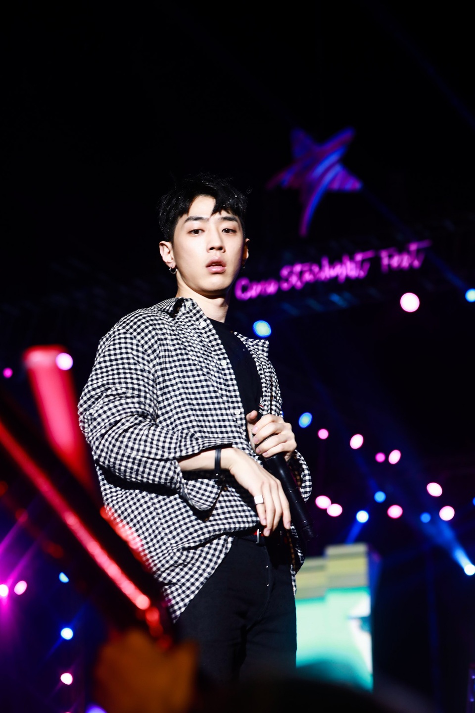 Fans Việt đội mưa xem dàn sao AOMG trình diễn trong đêm nhạc Midnight Kiss - 1 Gray