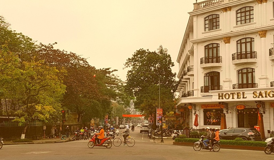 Nhịp sống yên bình ngày đầu năm mới - 9 Đường Lê Lợi giao Hùng Vương dưới chân cầu Trường Tiền nhìn về khách sạn cổ Saigon Morin