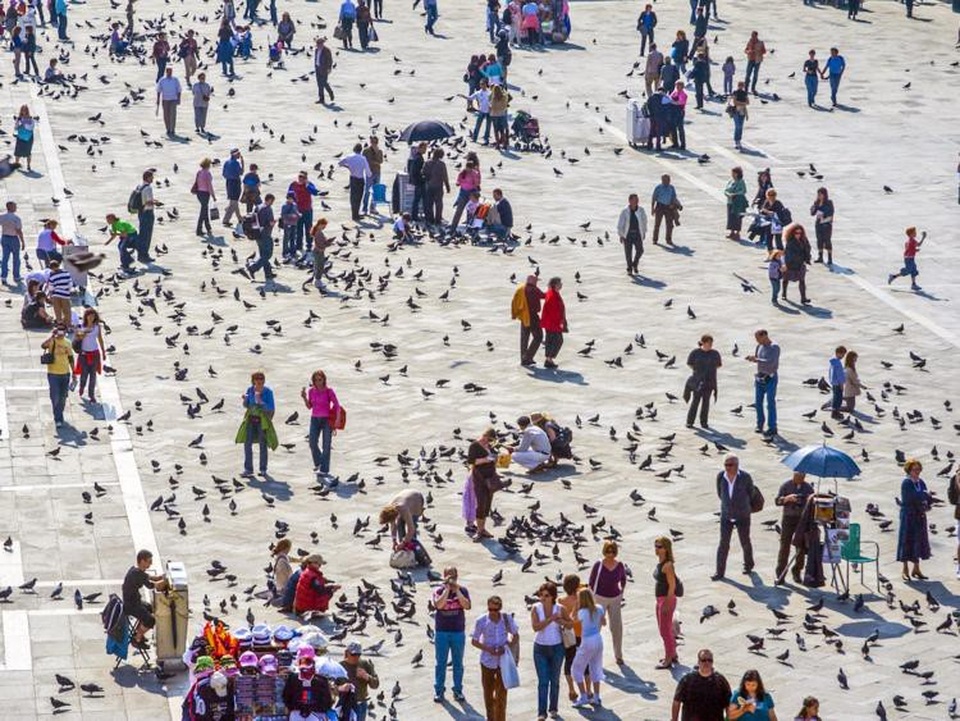 Những địa danh bị “hủy hoại” bởi du lịch - 1