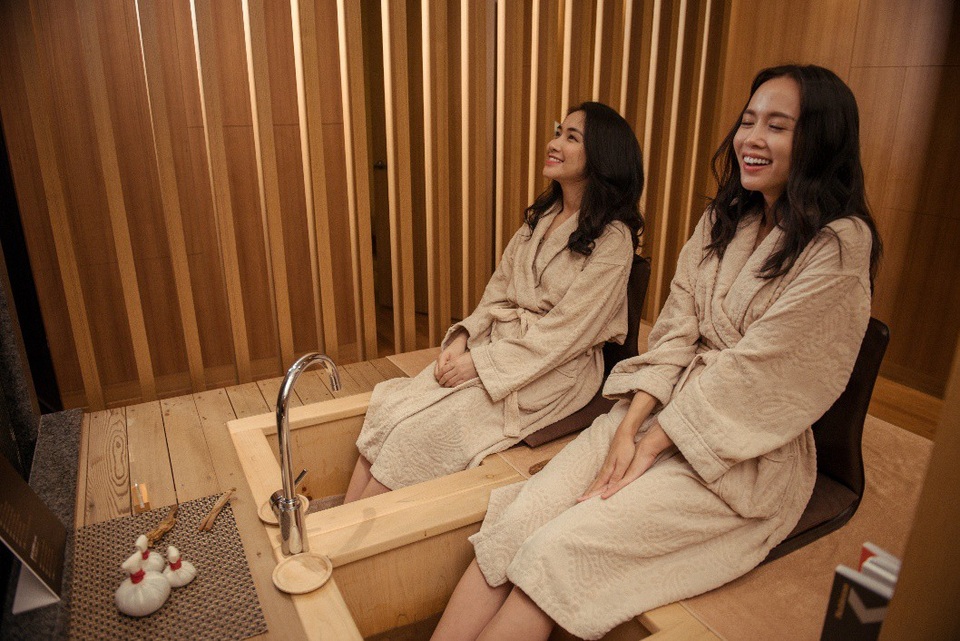 5 điểm du lịch nghỉ dưỡng nhất định phải đến khi tới Hàn Quốc - 1 Hòa Minzy và Ngọc Anh sung sướng tận hưởng tại G Spa