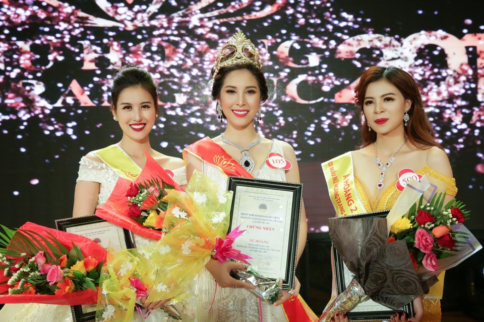 Đăng quang Nữ hoàng trang sức Việt Nam, Mỹ Duyên sở hữu vương miện 1,5 tỷ đồng - 1 Giây phút đăng quang của Tân nữ hoàng trang sức Việt Nam 2017 Mỹ Duyên.